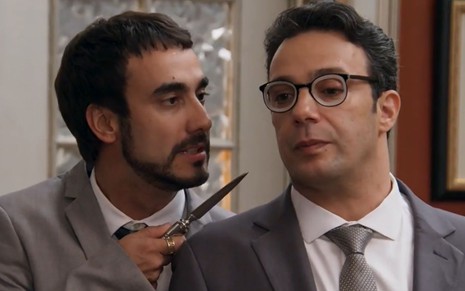 Cena da novela Haja Coração, da Globo, em que o personagem Leozinho (Gabriel Godoy) aparece apontando um abridor de cartas para o personagem Agilson (Marcelo Médici)