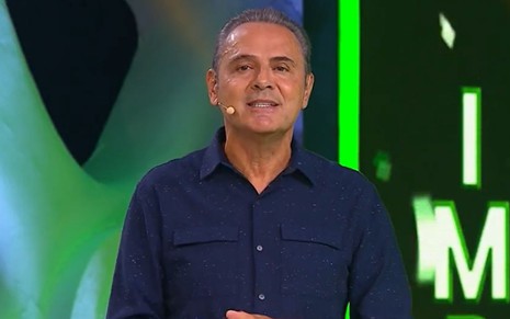 Luís Roberto com uma blusa azul em um episódio do Seleção do Samba