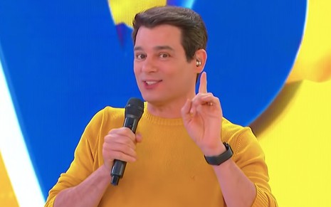 Celso Portiolli com uma camisa amarela no Passa ou Repassa