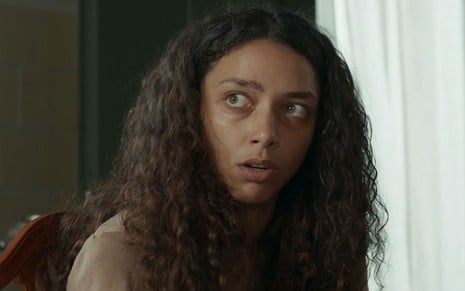 Alice Carvalho com expressão séria em cena da novela Renascer