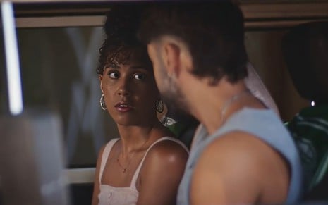 A atriz Ramille com expressão séria, em frente ao ator Gabriel Godoy, dentro de carro em cena de Família É Tudo