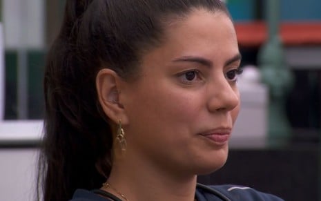 Fernanda Bande com expressão séria no BBB 24