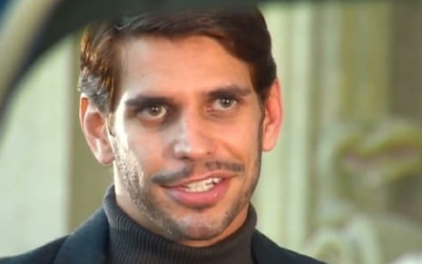 O ator Alexandre Barillari com expressão séria, mostrando os dentes, em cena de Alma Gêmea