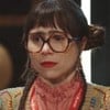 A atriz Daphne Bozaski em cena como Lupita em Família é Tudo, com expressão preocupada