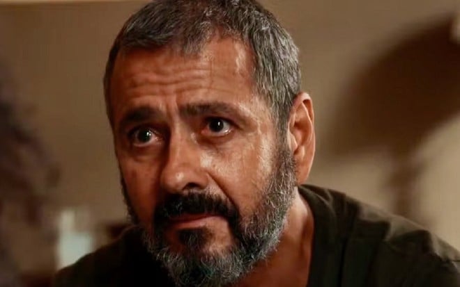 O ator Marcos Palmeira está emocionado em cena da novela Renascer, da Globo, como José Inocêncio