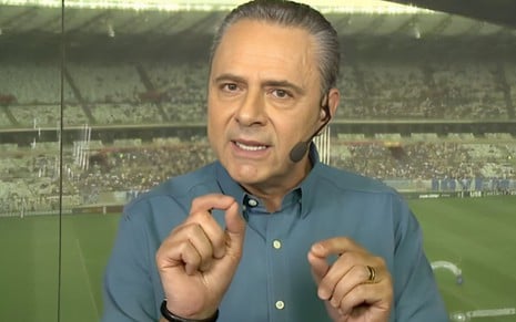 O narrador Luís Roberto diante de um campo de futebol