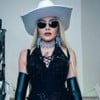 Madonna usa óculos escuros e chapéu branco em foto publicada no Instagram