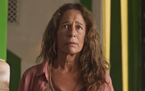 Andrea Beltrão em cena como Zefa na novela No Rancho Fundo
