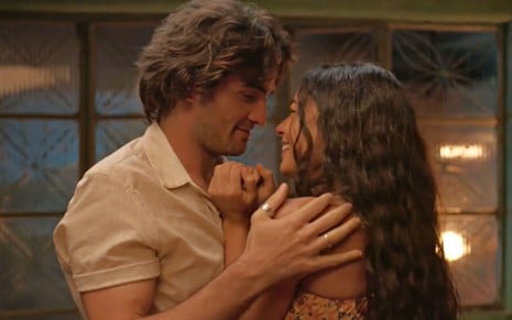 Artur (Túlio Starling) e Quinota (Larissa Bocchino) prestes a se beijarem em cena da novela No Rancho Fundo