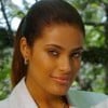 Ildi Silva caracterizada como Yvone em Paraíso Tropical (2007), olhando para a câmera, séria