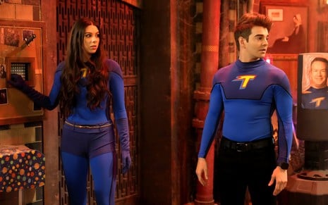Com seus uniformes de super-heróis, Kira Kosarin e Jack Griffo parecem surpresos em cena do filme O Retorno dos Thundermans