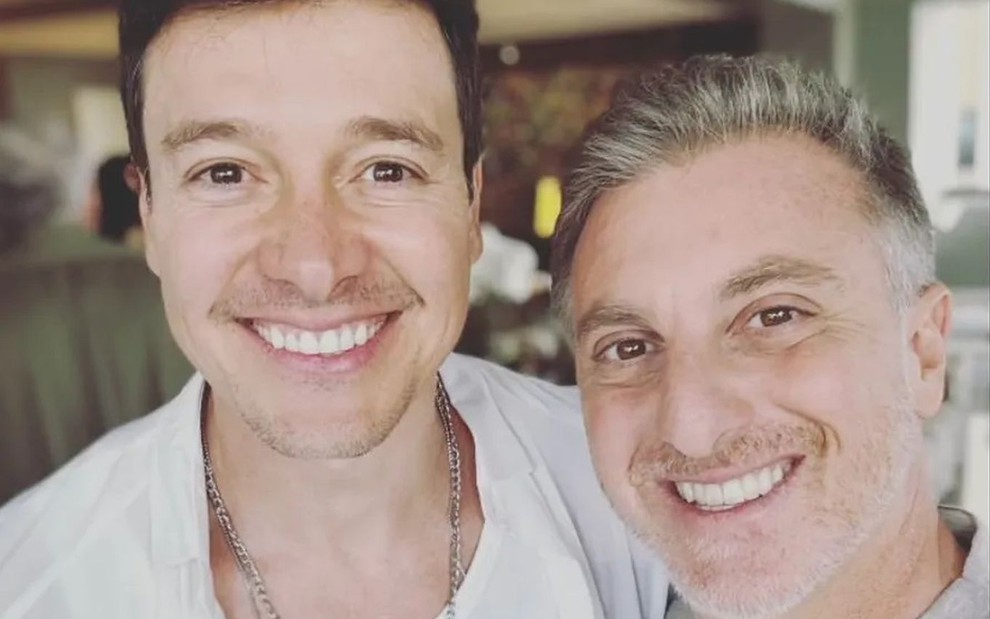 Rodrigo Faro e Luciano Huck estão abraçados em uma selfie