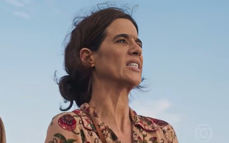 A atriz Mariana Lima com expressão de raiva em cena de No Rancho Fundo