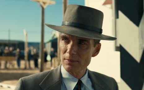 Cillian Murphy tem expressão pensativa em cena do filme Oppenheimer
