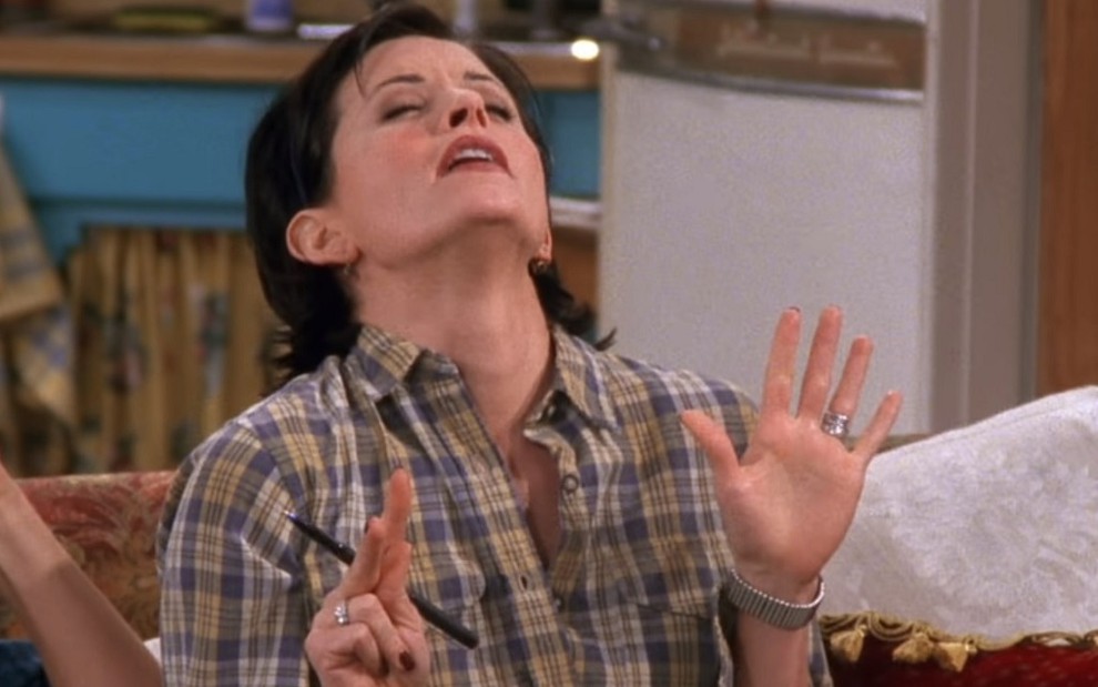 A atriz Courteney Cox em uma das cenas mais clássicas de Friends; orgasmo imaginário na comédia - Reprodução/NBC