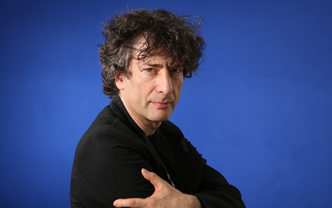 O escritor Neil Gaiman, que será um dos coprodutores da versão de Deuses Americanos no canal Starz - Reprodução