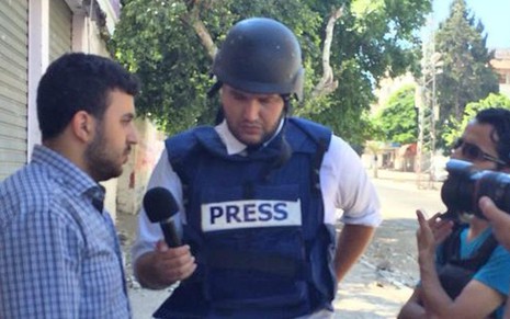 O repórter do CQC Ronald Rios entrevista palestino no meio do conflito na Faixa de Gaza - Divulgação/Band