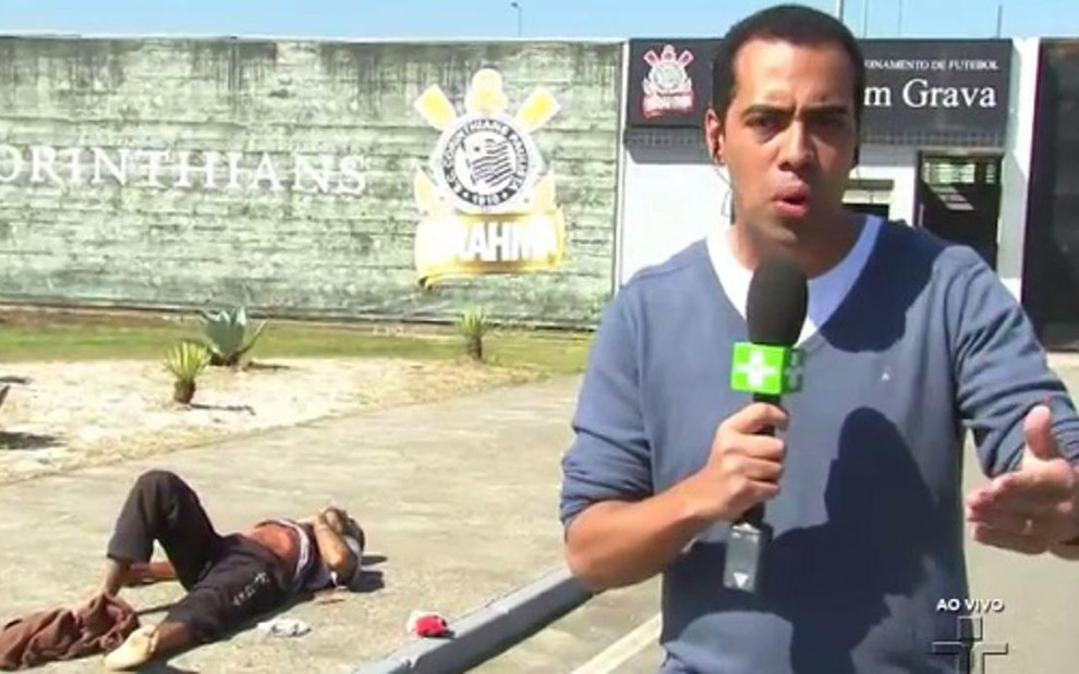 O repórter Marcos Clementino, da Cultura, cobre tiroteio em frente ao CT do Corinthians - Reprodução/TV Cultura
