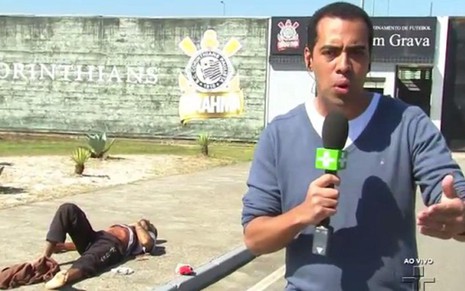 O repórter Marcos Clementino, da Cultura, cobre tiroteio em frente ao CT do Corinthians - Reprodução/TV Cultura