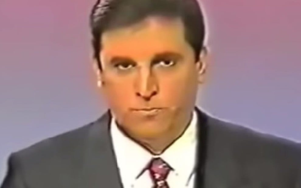 Carlos Nascimento informa sobre a greve na TV Manchete no SP Já, telejornal local da Globo, em 1993 - Reprodução/TV Globo