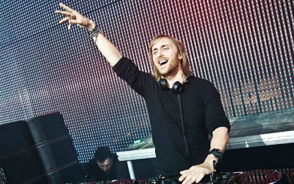 O DJ David Guetta toca em show; ele esteve no Rio de Janeiro semana passada e visitou apartamento - Divulgação