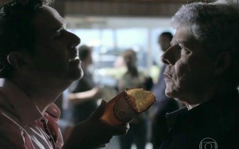 Laércio Fonseca (Felipe) ameaça José Mayer (Cláudio) com garrafa quebrada em cena de 13 de janeiro - Reprodução/TV Globo