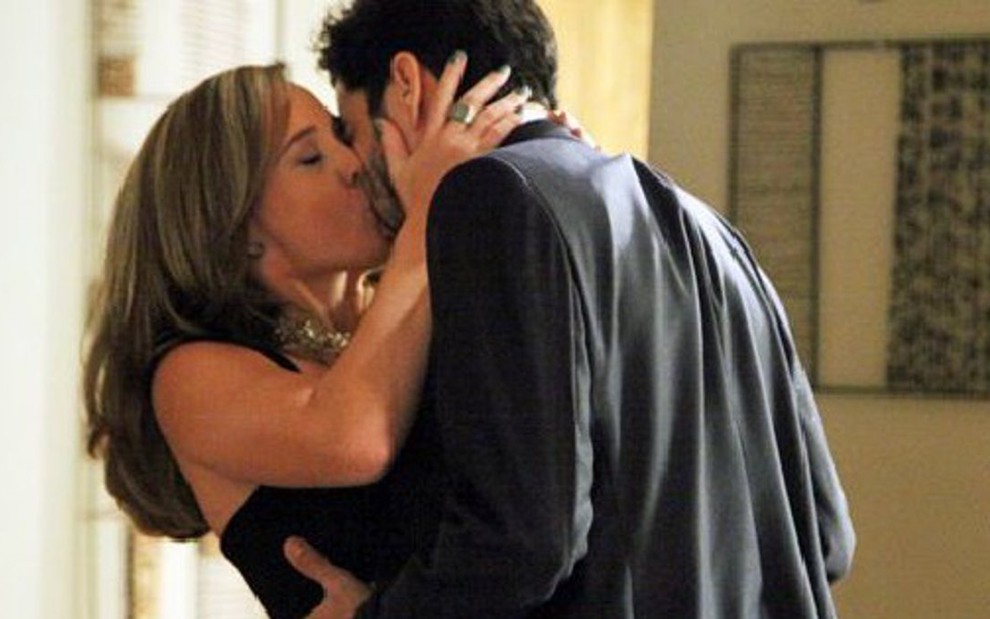 Adriana Birolli (Amanda) e José Pedro (Caio Blat) se beijam em cena de Império, novela das nove da Globo - Reprodução/TV Globo