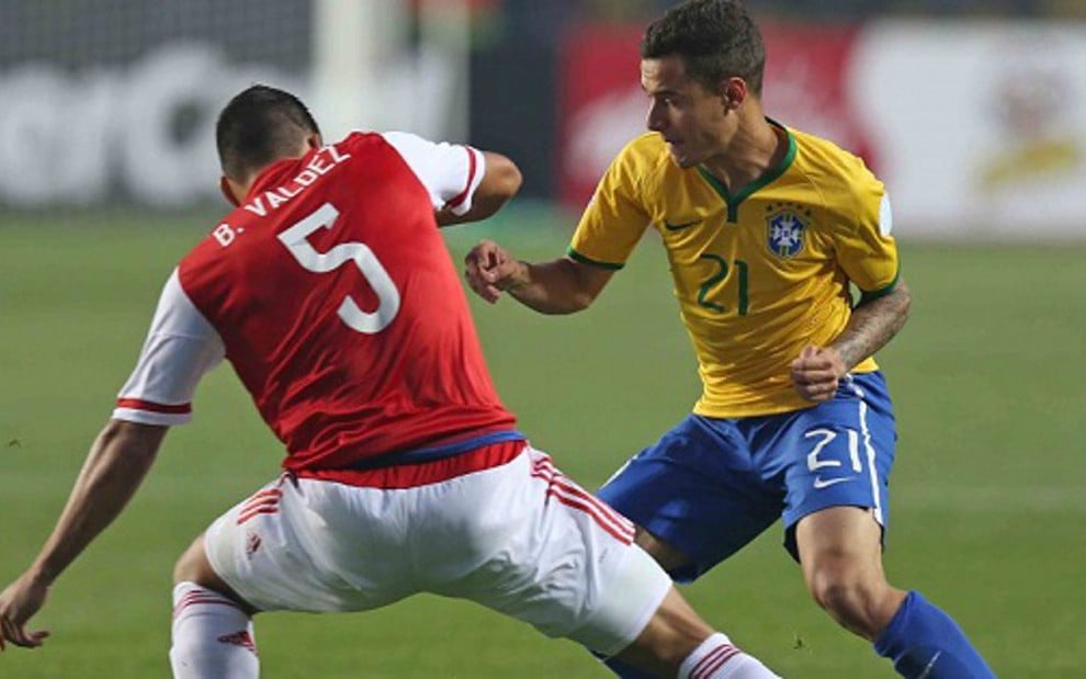 O meia Philippe Coutinho sofre marcação de paraguaio no jogo em que o Brasil foi eliminado  - Rafael Ribeiro/CBF